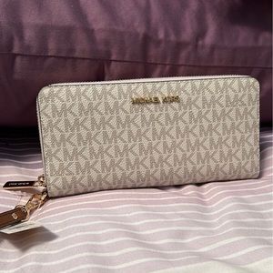 Michael Kors Jet Set Travel Wallet
